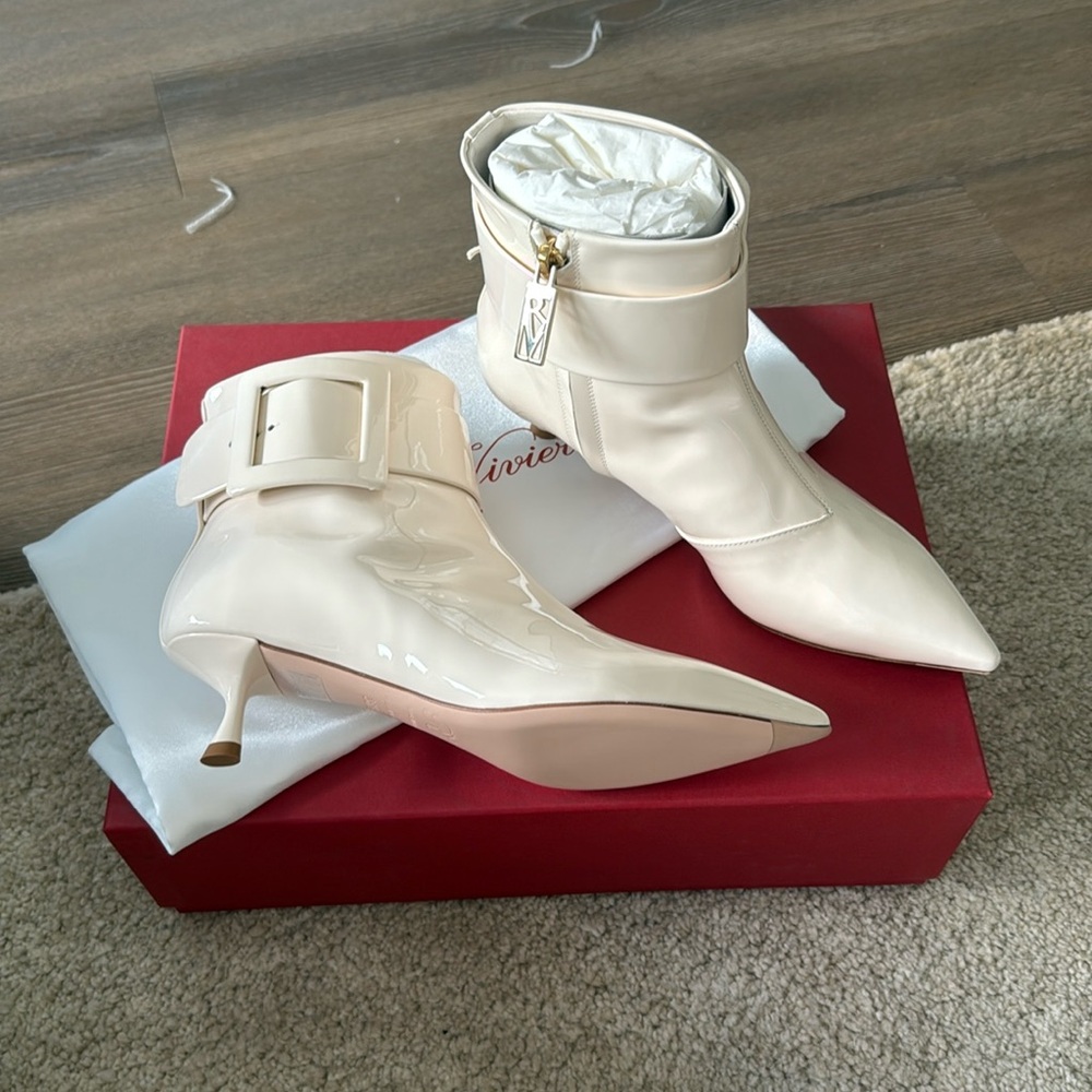Roger Vivier Pointy Covered Buckle Ankle Boots in Patent Leather Beige